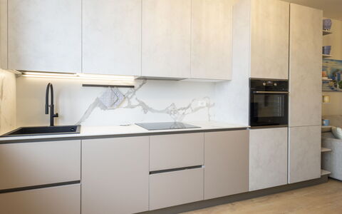 Lotus: Køkken, Gulvbelægning, Køkken Apparat, Countertop, Træ, Indretning, Etage, Cabinetry, Større Bandage, Husholdningsapparat