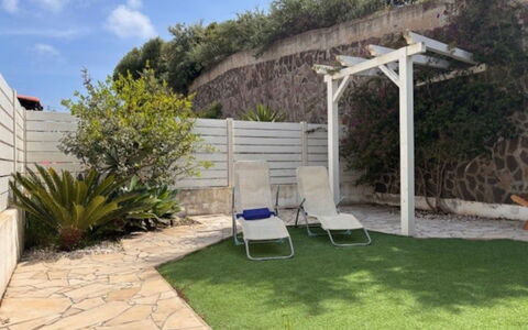 Lux: Have, Udendørs Møbler, Skygge, Backyard, Flise, Landscaping, Gård, Lawn, Stol