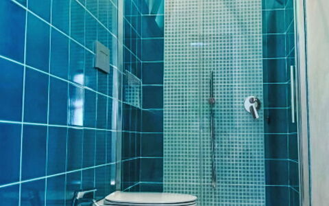 Lux: Blå, Badeværelse, Sanitærarmatur, Gulvbelægning, Etage, Indretning, Flise, Vvs, Kompositmateriale, Toilet