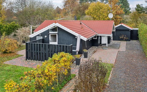 Gyda - 840M from the Sea: Vegetationen, Busk, Forår, Sommerhus, Have, Skygge, Backyard, Gård, Stol