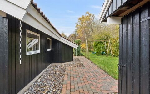 Gyda - 840M from the Sea: Vegetationen, Busk, Forår, Sommerhus, Have, Skygge, Backyard, Gård, Stol