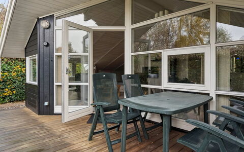 Gyda - 840M from the Sea: Vegetationen, Busk, Forår, Sommerhus, Have, Skygge, Backyard, Gård, Stol