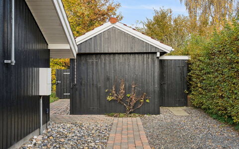 Gyda - 840M from the Sea: Træ, Dør, Bunddække, Sidespor, Have, Garden Bygninger, Backyard, Skygge, Gård, Skur