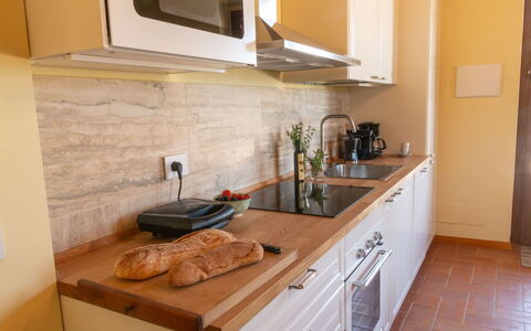 Marina's Lodge: Countertop, Køkken, Møbel, Træ, Gulvbelægning, Køkken Apparat, Cabinetry, Mad, Køkkenvask, Indretning