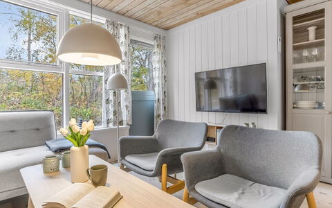 Catha - 200M from the Sea: Møbel, Indretning, Gulvbelægning, Etage, Couch, Træ, Stue, Loft, Værelse, Hjem