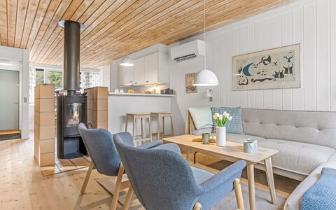 Catha - 200M from the Sea: Møbel, Indretning, Gulvbelægning, Etage, Træ, Trægulve, Loft, Stue, Couch, Værelse