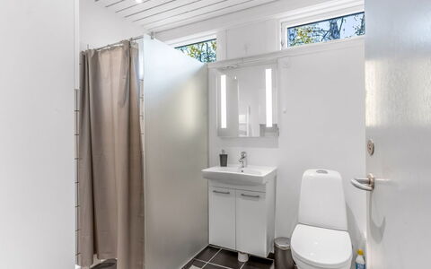 Catha - 200M from the Sea: Gulvbelægning, Væg, Etage, Sanitærarmatur, Indretning, Loft, Badeværelse, Toilet, Håndvask, Toiletbræt