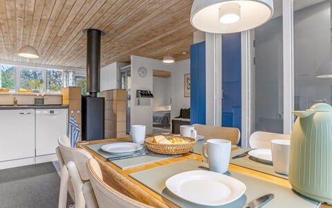 Catha - 200M from the Sea: Indretning, Træ, Gulvbelægning, Loft, Etage, Møbel, Værelse, Countertop, Lysarmatur, Køkken
