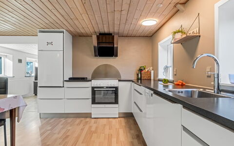 Emelia - 4.2Km from the Sea: Naturlige Landskab, Hus, Landdistrikt, Landskab, Sommerhus, Bank, Sø, Skov, Reservoir