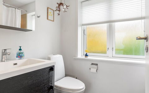 Paule - 1.3Km from the Sea: Badeværelse, Sanitærarmatur, Indretning, Gulvbelægning, Etage, Tap, Håndvask, Vvs, Toilet, Badekar