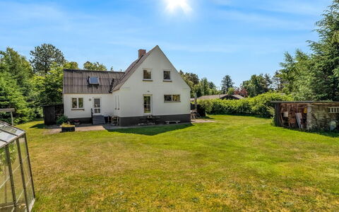 Paule - 1.3Km from the Sea: Græs, Hus, Sky, Hjem, Boligområde, Tag, Sommerhus, Busk, Landskab, Landdistrikt