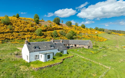 Bunloit Farmhouse: Græs, Vegetationen, Græs-, Highland, Bakke, Landskab, Landdistrikt, Sommerhus, Plantesamfund, Land Lot