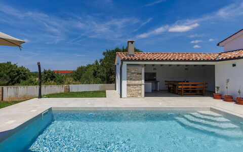 Damir: Svømmepøl, Tag, Kompositmateriale, Estate, Udvej, Flise, Water Feature, Villa, Stuehus, Skygge