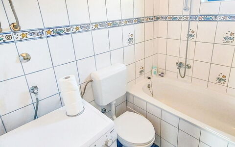 Sandra: Gulvbelægning, Etage, Sanitærarmatur, Toilet, Badeværelse, Toiletbræt, Indretning, Flise, Vvs, Værelse