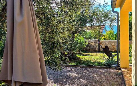 Sandra: Skygge, Have, Backyard, Landscaping, Gård, Design, Flise, Udendørs Struktur, Eco Hotel, Blomsterkrukke