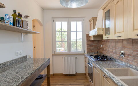 Enda: Køkken, Countertop, Cabinetry, Indretning, Køkken Apparat, Gulvbelægning, Møbel, Større Bandage, Træ, Etage