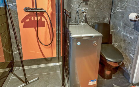 Villa Korentoaho: Sanitærarmatur, Gulvbelægning, Badeværelse, Vvs, Etage, Flise, Toilet, Tap, Toiletbræt, Håndvask