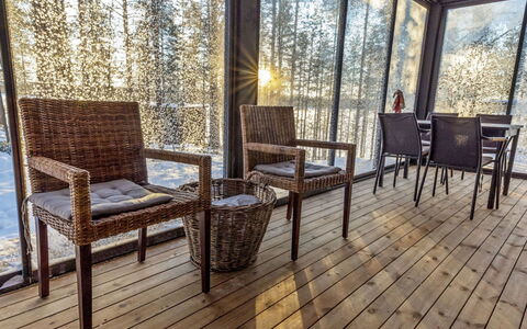 Villa Korentoaho: Møbel, Trægulve, Træ, Gulvbelægning, Etage, Stol, Veranda, Udendørs Møbler, Hårdttræ, Bord
