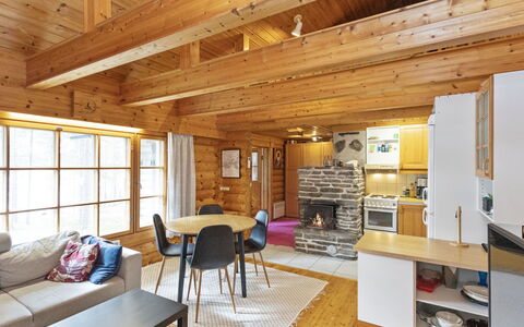 Ahvenmäki B: Indretning, Træ, Gulvbelægning, Loft, Etage, Møbel, Værelse, Stue, Couch, Sommerhus
