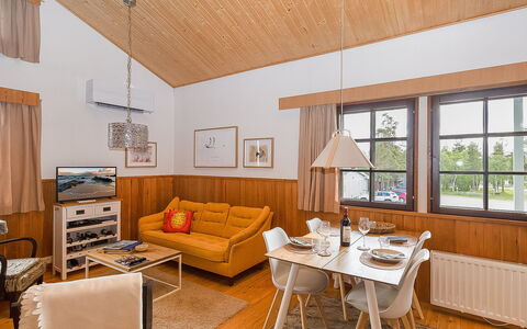 Maijantupa: Indretning, Møbel, Træ, Gulvbelægning, Loft, Etage, Værelse, Couch, Stue, Hjem