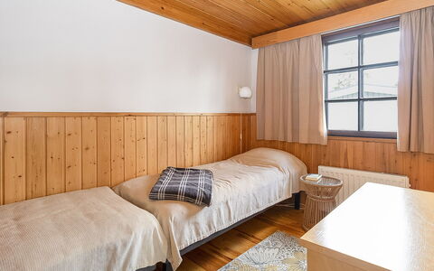 Maijantupa: Træ, Gulvbelægning, Etage, Soveværelse, Seng, Indretning, Loft, Hårdttræ, Sengetøj, Bejdse
