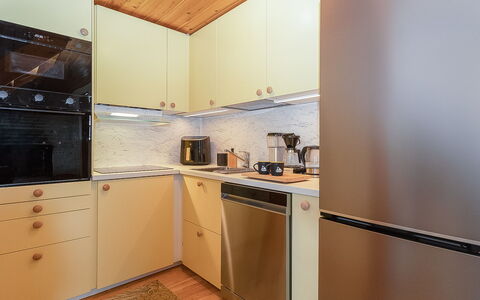 Maijantupa: Køkken Apparat, Køkken, Countertop, Cabinetry, Større Bandage, Møbel, Gulvbelægning, Husholdningsapparat, Komfur, Indretning