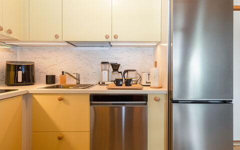 Maijantupa: Køkken Apparat, Køkken, Countertop, Større Bandage, Cabinetry, Indretning, Husholdningsapparat, Møbel, Komfur, Træ