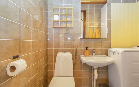 Maijantupa: Toiletbræt, Badeværelse, Toilet, Sanitærarmatur, Gulvbelægning, Badeværelsesvask, Væg, Indretning, Etage, Håndvask