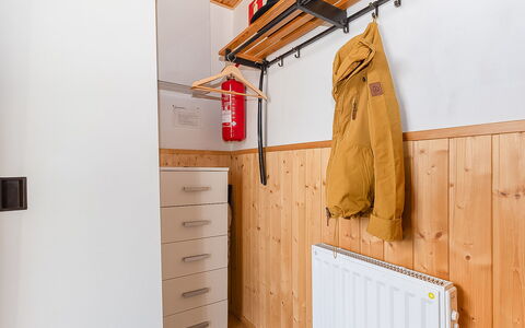 Maijantupa: Træ, Gulvbelægning, Værelse, Bejdse, Loft, Hårdttræ, Planke, Krydsfiner, Cabinetry, Trægulve