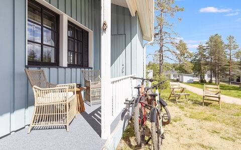Maijantupa: Hjem, Hus, Sommerhus, Dør, Sidespor, Skydevindue, Estate, Skygge, Gård, Veranda