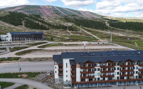 Ski Chalets 7305: Møbel, Stol, Udendørs Møbler, Bord, Træ, Udendørs Bord, Køkken & Spisebord, Skygge, Have, Paraply