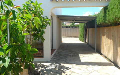 Marinada: Ejendom, Bygning, Gårdsplads, Arkitektur, Ejendom, Hus, Walkway, Plante, Hacienda, Arch