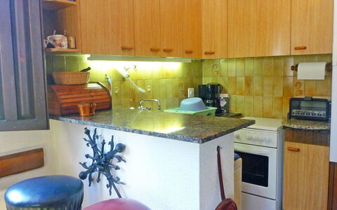 Marinada: Countertop, Møbel, Cabinetry, Værelse, Køkken, Ejendom, Komfur, Indretning, Bygning, Etage