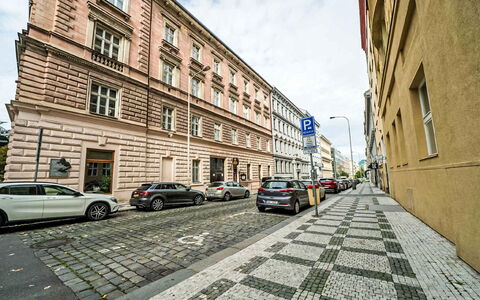 Balbin: Bygning, Boligområde, Vindue, Hus, Hjem, Tag, Arkitektur, Kvarter, Facade, Stad