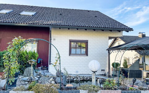 Alexanders Domizil: Hus, Busk, Tag, Hjem, Sommerhus, Have, Dør, Blomsterkrukke, Gård, Landscaping