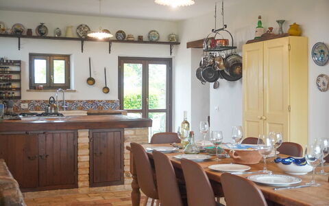Villa la Dolcevita: Møbel, Indretning, Køkken, Træ, Gulvbelægning, Bord, Køkken & Spisebord, Stol, Lysarmatur, Værelse