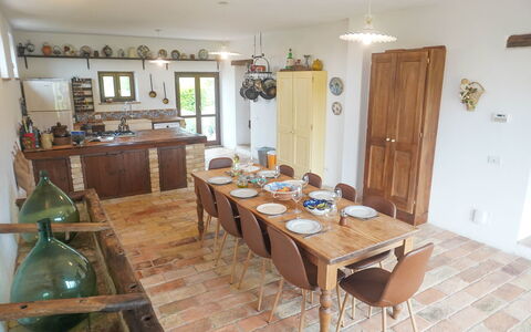 Villa la Dolcevita: Møbel, Indretning, Gulvbelægning, Bord, Træ, Køkken & Spisebord, Stol, Etage, Spisestue, Loft