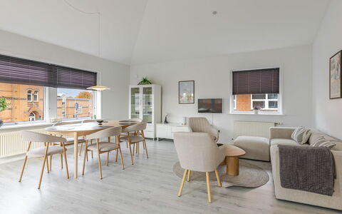 Fader - 31Km from the Sea: Træ, Have, Backyard, Land Lot, Hjem, Tag, Skygge, Dæk, Hårdttræ, Gård