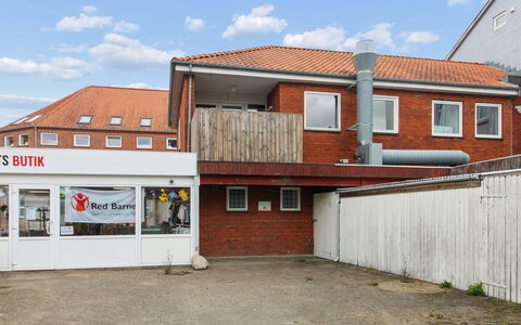 Fader - 31Km from the Sea: Træ, Have, Backyard, Land Lot, Hjem, Tag, Skygge, Dæk, Hårdttræ, Gård