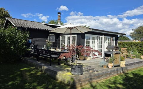 Yvette - 350M from the Sea: Tag, Hus, Hjem, Sommerhus, Dør, Sidespor, Dæk, Veranda, Planke, Hårdttræ