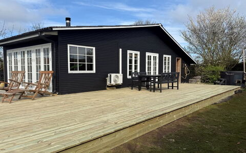 Yvette - 350M from the Sea: Tag, Hus, Hjem, Sommerhus, Dør, Sidespor, Dæk, Veranda, Planke, Hårdttræ