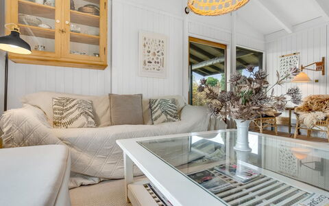 Anelle - 100M from the Sea: Møbel, Indretning, Couch, Gulvbelægning, Etage, Værelse, Træ, Stue, Loft, Hjem