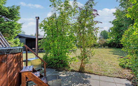 Anelle - 100M from the Sea: Busk, Have, Skygge, Backyard, Gård, Landscaping, Hegn, Home Fencing