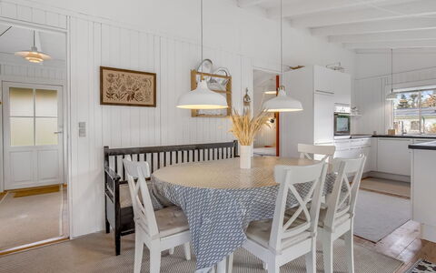 Anelle - 100M from the Sea: Møbel, Indretning, Gulvbelægning, Loft, Etage, Træ, Lysarmatur, Stol, Køkken & Spisebord, Spisestue