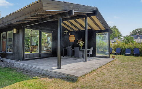 Anelle - 100M from the Sea: Træ, Tag, Veranda, Garden Bygninger, Dør, Hjem, Skygge, Sommerhus, Udendørs Struktur, Skur