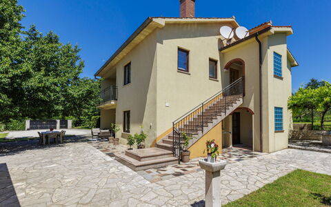 Elli: Hjem, Hus, Dør, Sommerhus, Estate, Indkørsel, Villa, Gård, Altan, Hacienda