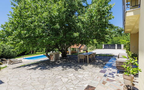 Elli: Skygge, Have, Udendørs Møbler, Landscaping, Gård, Flise, Backyard, Gårdsplads, Walkway, Eco Hotel