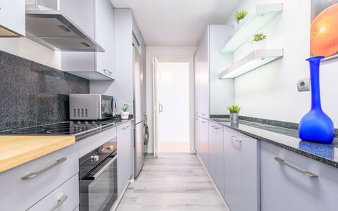 Del Sol: Køkken, Countertop, Indretning, Større Bandage, Gulvbelægning, Køkken Apparat, Cabinetry, Etage, Møbel, Hjem