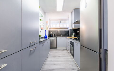 Del Sol: Køkken, Køkken Apparat, Countertop, Gulvbelægning, Større Bandage, Indretning, Cabinetry, Træ, Møbel, Etage