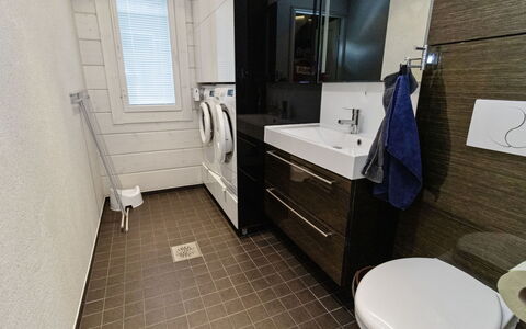 Nuunalahti: Gulvbelægning, Etage, Toiletbræt, Træ, Toilet, Indretning, Badeværelsesskab, Sanitærarmatur, Badeværelse, Vvs